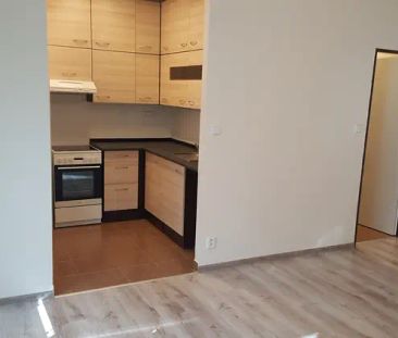 Pronájem bytu 1+kk s balkónem a parkovacím stáním - Фото 2