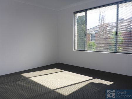 Modern Townhouse in excellent location - Photo 4