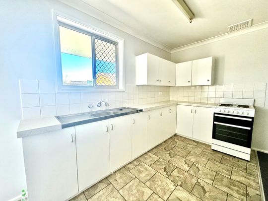 SOUTH TAMWORTH - Tidy One Bedroom Unit - Photo 1