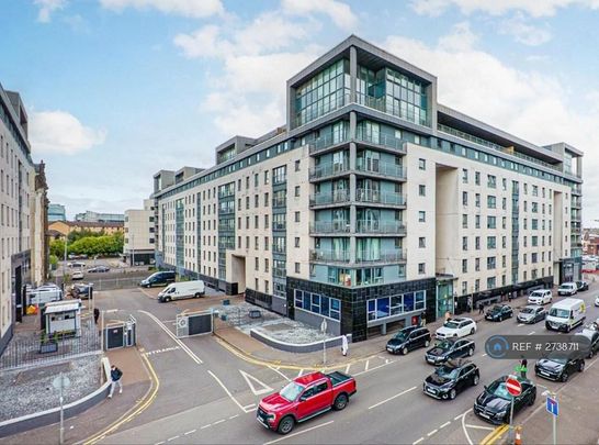 1 bedroom in a flat share to rent - Photo 1