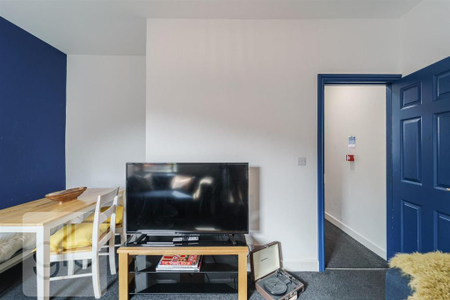 1 bedroom in a house share to rent - Photo 4