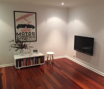 Cosy & Convenient Apartment Close to the CBD - Photo 2