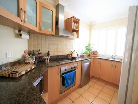 Beautifully Presented 3 Bedroom, Air Conditioned Townhouse - Photo 2