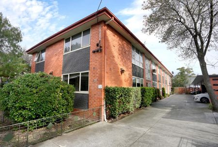 Spacious 2-Bedroom Ground Floor Apartment in Prime Location - Photo 2