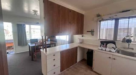 TIDY FAMILY HOME WITH SLEEPOUT - Photo 3