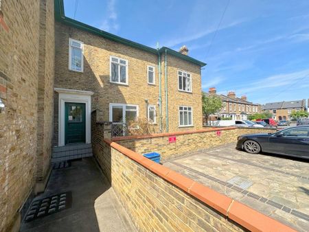 2 bedroom maisonette to rent - Photo 2
