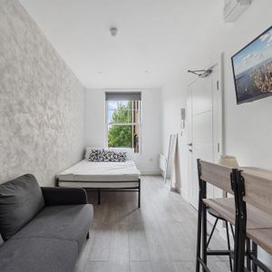 1 bedroom in a flat share to rent - Photo 2