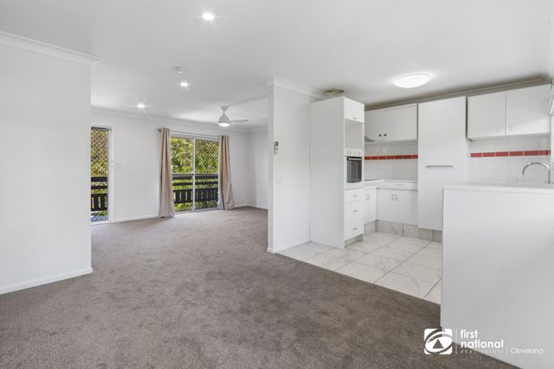 UPSTAIRS LEVEL - THREE BEDROOM LIVING IN GREAT LOCATION! - Photo 1