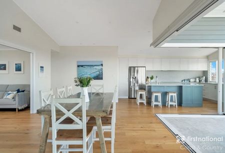 Stunning Fully Furnished House with Water Views and Separate 1 bedroom Granny Flat - Photo 4