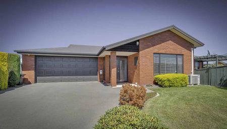 Executive Three Bedroom Family Home in Burnside High School Zone! - Photo 5