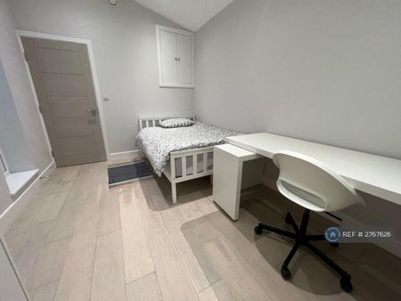 2 bedroom semi-detached house to rent - Photo 4