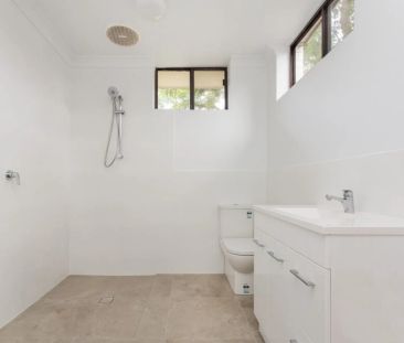 Spacious family home with large backyard - Photo 5