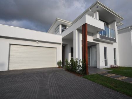 Lovely two storey home. - Photo 3