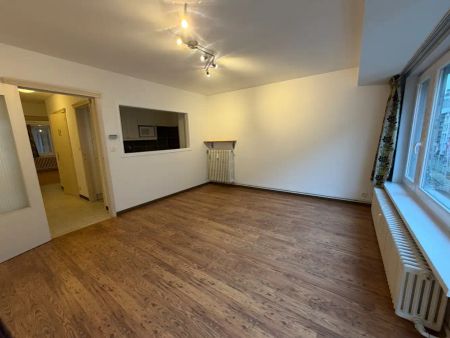Instapklaar goed onderhouden appartement met één slaapkamer in het hartje van Blankenberge. Dichtbij het strand, het commercieel centrum en het openbaar vervoer. - Photo 2