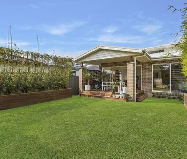 Spacious 3 Bedroom Townhouse - Luxury Living & Ocean Glimpses! - Photo 2