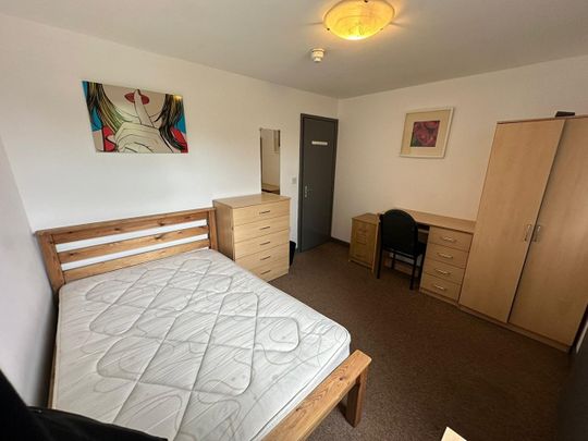 Room in a Shared House, Teignmouth Road, B29 - Photo 1