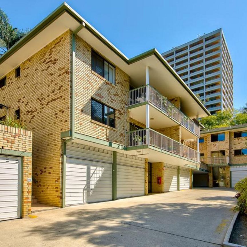 Spacious Apartment In Leafy Highgate Hill! - Photo 1