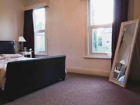 Double Room in All-Female House – Didsbury Room 1 - Photo 4