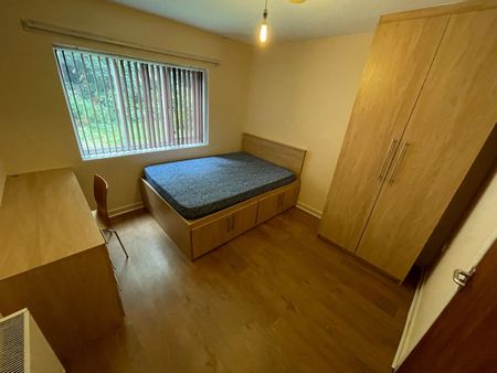 5 Bed Semi-Detached House, Clifton Avenue, M14 - Photo 4