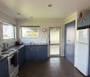 Charming 2-Bedroom House with Sleepout - Photo 3