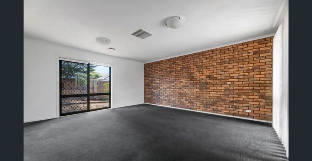 Prime Location Rental – Convenience Meets Comfort! - Photo 1