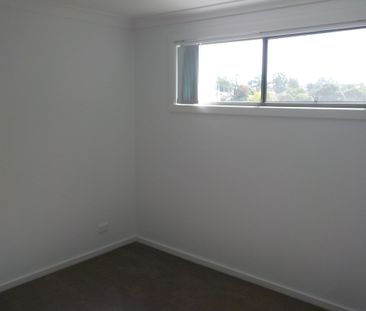 Three Bedroom Townhouse In Convenient Location - Photo 5