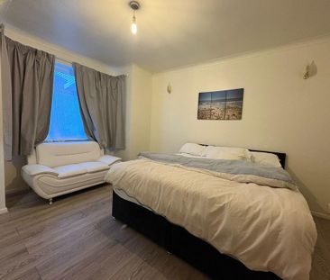 4 bedroom semi-detached house to rent - Photo 2