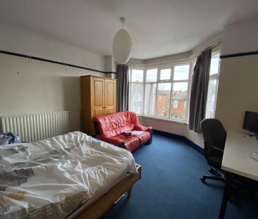 4 bedroom semi-detached house to rent - Photo 6