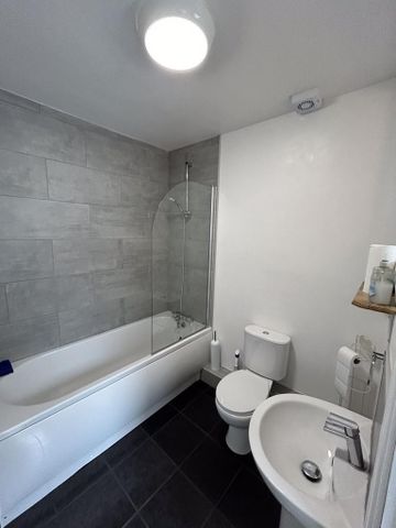 3 bedroom end of terrace house to rent - Photo 2