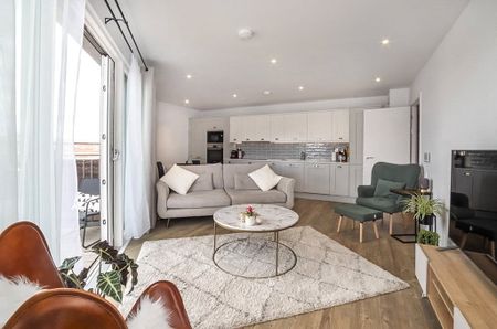 A superb 3 bedroom top floor apartment in the heart of the city centre with allocated parking space. A bright and contemporary property and an all round must to view! - Photo 2