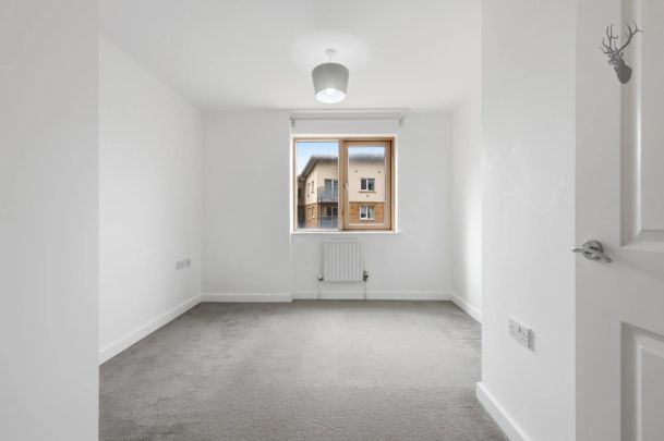 2 Bedroom Flat - Purpose Built - Photo 1