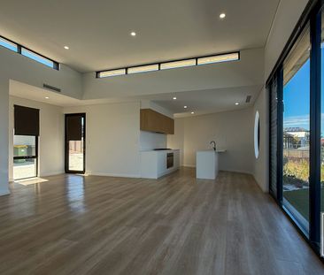 Rental Available - Well appointed 3 by 3 stunner with estuary access - Photo 2
