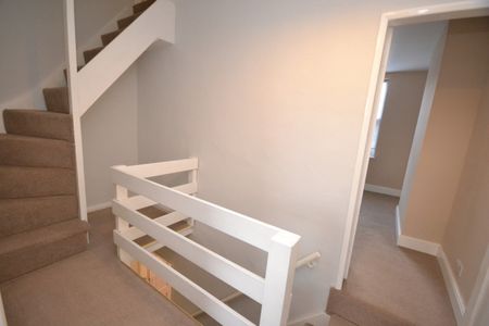 3 bed Mid Terraced House for Rent - Photo 2