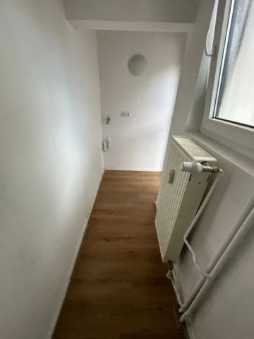 Ein neuer Mieter wird für eine großzügige und lichtdurchflutete 3-Zimmer-Wohnung mit Küche in der beliebten Südstadt gesucht! Einzug ab sofort möglich! - Foto 2