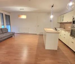 Familienfreundlicher Wohntraum an der U1: 4 Zimmer, Balkon & Warmmiete - Photo 1
