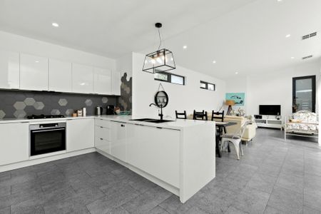 Fully Furnished Home in East Geelong! - Photo 2