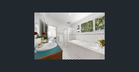 Place your family with perfect park-side poise - Photo 2