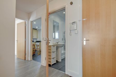 1 bed flat to rent in Drinkwater Road, Harrow - Photo 2