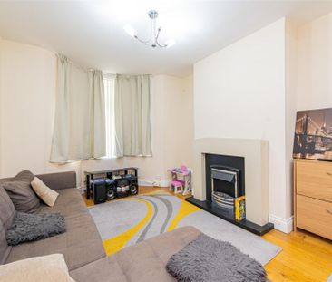 3 bed House - Mid Terrace To Let - Photo 2