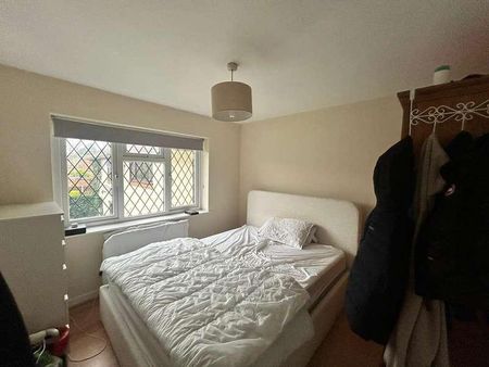 Bedroom Apartment - Private Parking - North Luton, LU4 - Photo 5