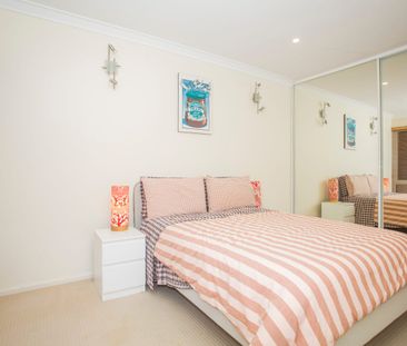 Stylish Como Villa with Private Courtyard & Double Car Bay - Photo 4