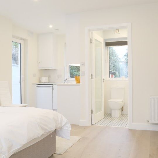Sunny studio apartment for rent in Rathgar, Dublin - Photo 1