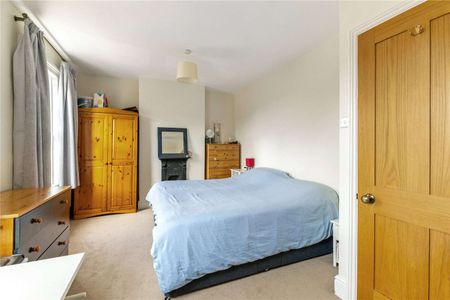 Beautifully presented three bedroom family home set over three floors in superb location. - Photo 4