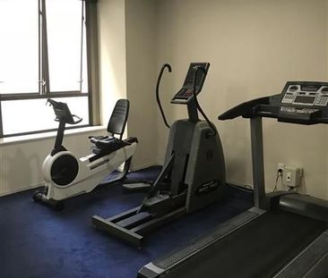 Close to the centre of it all! - Photo 4