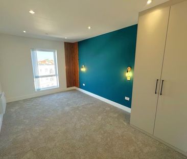 New Zealand Avenue, Walton on Thames, Surrey, KT12 - Photo 2