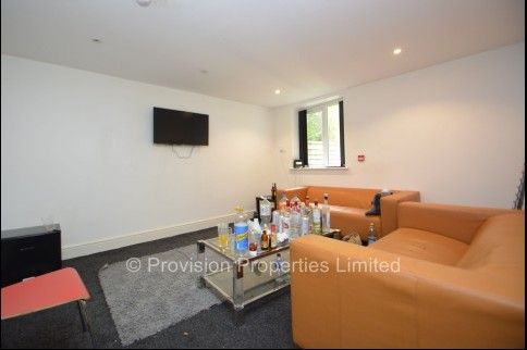 8 Bed 8 En-suite Student House - Photo 1