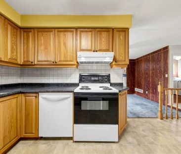 For Lease - 94 Howlett Avenue, Newmarket, Ontario - Photo 2
