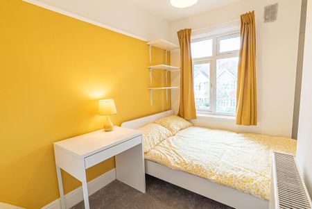 7 Bed Semi-Detached House, Granby Grove, SO17 - Photo 3