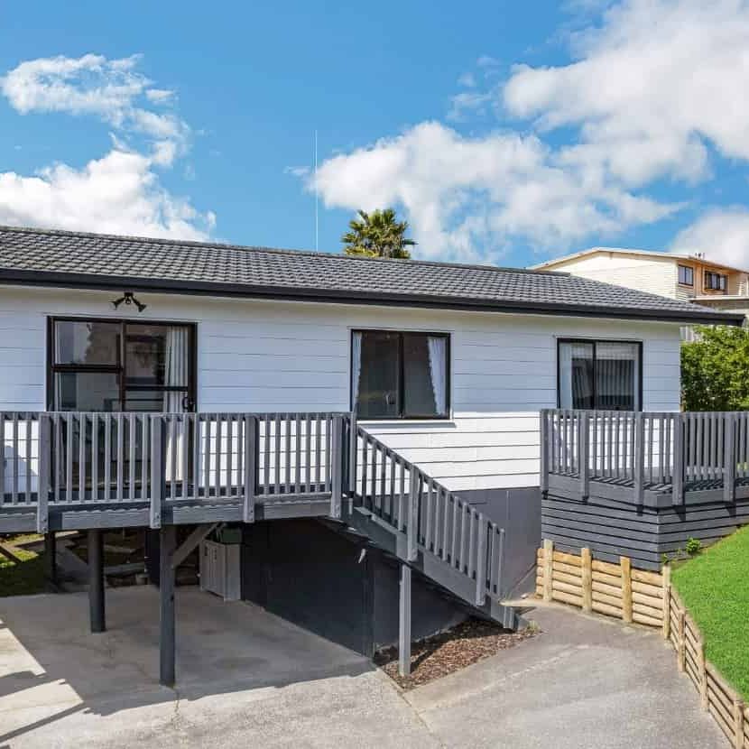 Sunny 3-Bedroom Home - Decks, Storage & Double Carport - Photo 1