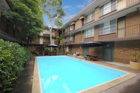 Lovely, Light and Bright Studio Apartment - With Communal Swimming Pool! - Photo 2